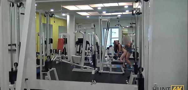  HUNT4K. Nettes Mädchen anstatt zu trainieren hat Sex im Fitnessstudio mit einem reichen Jäger